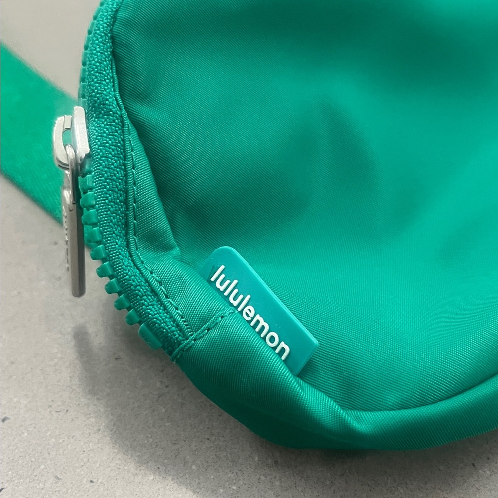 Lululemon Green Belt Bag - Picture 5 of 6